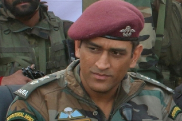 ट्रेनिंग के लिए पैराशूट रेजिमेंट के साथ जुड़े धोनी