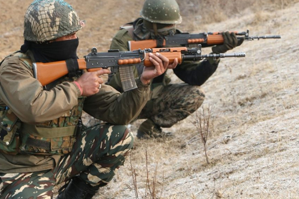 अनंतनाग में सुरक्षा बलों और आतंकवादियों के बीच मुठभेड़