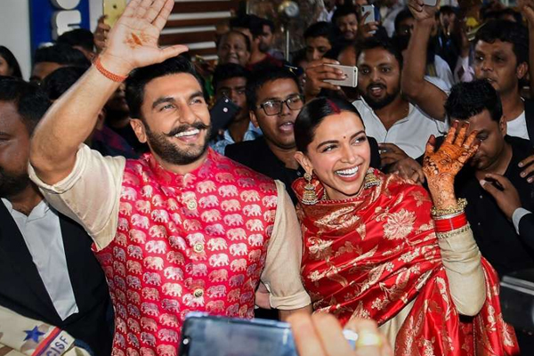 नवविवाहित रणवीर, दीपिका का प्रशंसकों ने स्वागत किया