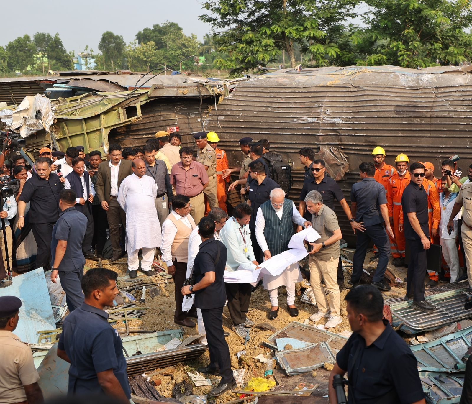 ओडिशा ट्रेन हादसा: PM मोदी ने दुर्घटनास्थल पर पहुंचकर स्थिति का जायज़ा लिया,मरने वालों की संख्या 261 पहुंची