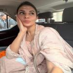 अभिनेत्री जैकलीन फर्नांडीज ने की काशी की सैर, स्थानीय चाट का भी मजा लिया