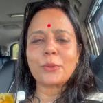 बंगाल के नदिया में पार्टी मीटिंग के दौरान टीएमसी सांसद महुआ मोइत्रा पर अंडे फेंके गए
