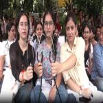 जम्मू में स्टाइपेंड बढ़ाने की मांग को लेकर एमबीबीएस और बीडीएस इंडर्न डॉक्टरों का प्रदर्शन
