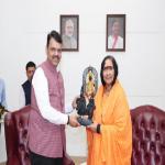 महाराष्ट्र के मुख्यमंत्री से मिलीं साध्वी ऋतंभरा, सीएम फडणवीस बोले- कारसेवा की यादें ताजा हुई
