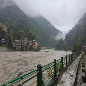 सिक्किम में बादल फटने से 23 जवान लापता...देखे तस्वीरें 