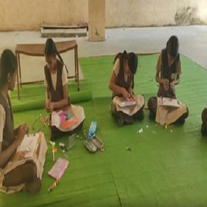 17 साल से जारी परंपराः जालना के विद्यार्थियों ने सीमा पर तैनात जवानों के लिए बनाई इकोफ्रेंडली राखियां