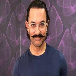आमिर ने ‘पैडमैन चैलेंज’ स्वीकार कर सैनेटरी पैड के साथ साझा की तस्वीर