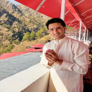 टी 20 वर्ल्ड कप जीतने के बाद माता वैष्णो देवी के दर्शन करने पहुंचे अभिषेक शर्मा