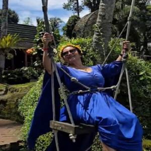 बाली के जंगल स्विंग पर झूलीं अभिनेत्री दिव्या दत्ता, बचपन की यादों को किया ताजा