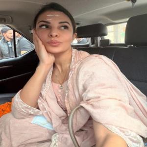 अभिनेत्री जैकलीन फर्नांडीज ने की काशी की सैर, स्थानीय चाट का भी मजा लिया