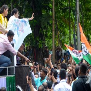 तृणमूल नेताओं की गिरफ्तारी के बाद ममता बनर्जी स्कूटर से विरोध स्थल पहुंचीं
