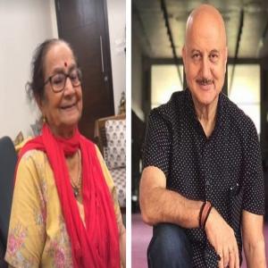 अनुपम खेर की मां दुलारी ने कश्मीरी मंगलसूत्र पहनकर किया रैंप वॉक, फैंस को आया पसंद