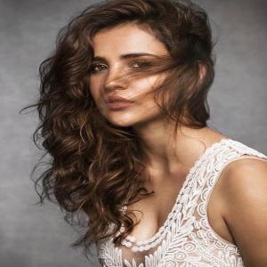 आयशा शर्मा की क्रिएटिव यात्रा में नया मोड़: अब बनीं लेखिका भी अभिनेत्री