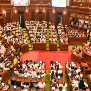 महिला आरक्षण पर यूपी विधानसभा में संग्राम : निंदा प्रस्ताव के बीच तीखी नोकझोंक, बयान रिकॉर्ड से हटे

