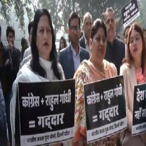 एआई इम्पैक्ट समिट में यूथ कांग्रेस के प्रदर्शन को लेकर भाजपा ने कांग्रेस मुख्यालय के बाहर किया विरोध प्रदर्शन