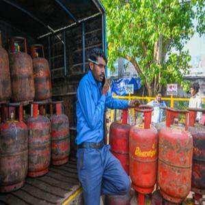 घरेलू एलपीजी की आपूर्ति सामान्य, पैनिक बुकिंग में आई गिरावट : केंद्र