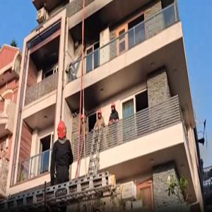 दिल्ली के विवेक विहार में बहुमंजिला इमारत में लगी आग, अब तक 9 लोगों की मौत
