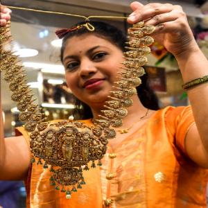 सोने और चांदी में राहत, ऊपरी स्तरों से लगातार दूसरे दिन फिसले दाम