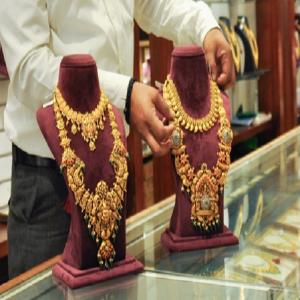 सोने और चांदी के दाम घटे, वैश्विक आर्थिक आंकड़ों से तय होगी आगे की चाल 