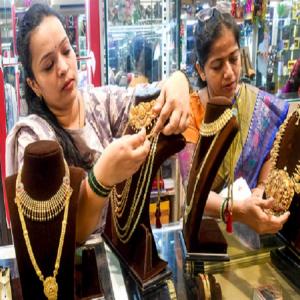 रिकॉर्ड स्तर पर सोना, चांदी की कीमत 2.28 लाख रुपए प्रति किलो के पार 