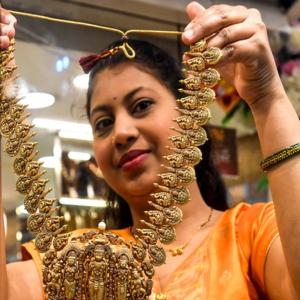 इस हफ्ते सोने की चमक बढ़ी, चांदी फिर से 2.27 लाख रुपए प्रति किलो के पार
