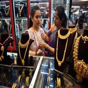 सोना की कीमत इस हफ्ते 1.54 लाख रुपए प्रति 10 ग्राम के पार, चांदी का दाम 35 हजार रुपए से ज्यादा बढ़ा