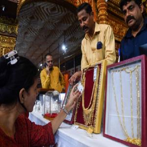 सोने की चमक बढ़ी, चांदी का दाम फिर से नए ऑल-टाइम हाई पर