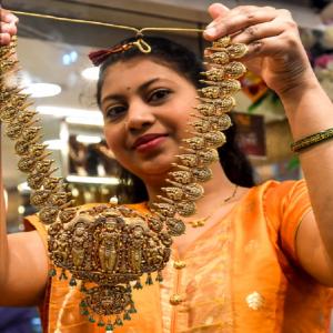 सोने की कीमतों में मामूली राहत, चांदी ने फिर बनाया नया ऑल-टाइम हाई