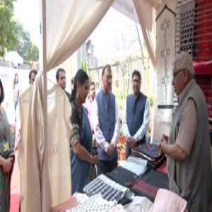 बिना बिचौलिए ग्राहकों तक पहुंच रहे हथकरघा उत्पाद, हैंडलूम सेक्टर को मिल रहा बढ़ावा