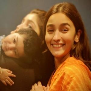 अंकित तिवारी की बेटी के साथ पोज देतीं नजर आईं आलिया