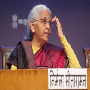 बजट के बाद छात्रों से बातचीत में निर्मला सीतारमण ने प्रगति की प्रशंसा की