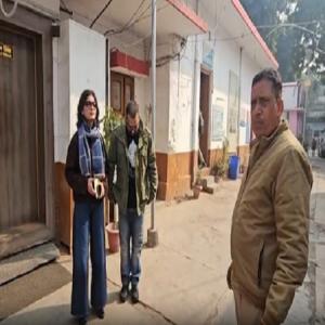 विवादित पोस्ट मामले में नेहा सिंह राठौर लखनऊ के हजरतगंज थाने पहुंचीं, बोलीं-जांच में सहयोग दूंगी