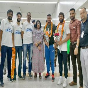 भारत के राष्ट्रमंडल खेलों के नायकों का गर्मजोशी से स्वागत