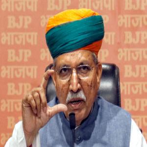 संविधान विवाद पर बोले कानून मंत्री मेघवाल, सांसदों को दी गई संविधान की मूल प्रति