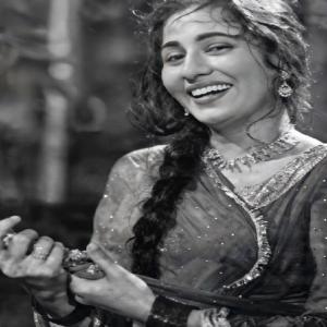 महज 12 साल की उम्र में ड्राइविंग सीखकर तोड़ी सामाजिक सीमाएं, वक्त से आगे की सोच रखती थी मधुबाला
