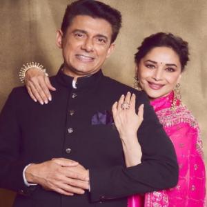 पति श्रीराम के प्यार में डूबीं माधुरी दीक्षित, खूबसूरत तस्वीरें शेयर कर बयां किए जज्बात
