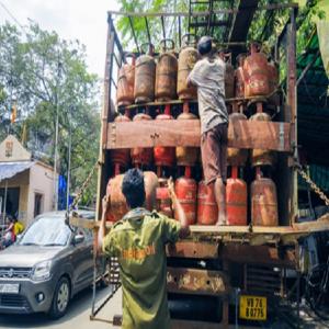 मुंबई में एलपीजी कालाबाजारी पर बड़ी कार्रवाई, 451 सिलेंडर जब्त 
