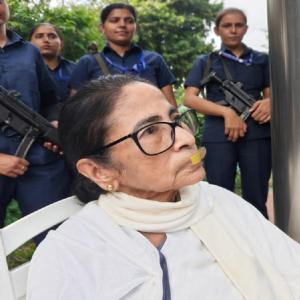 हिरासत में ममता बनर्जी, मुंह पर बैंड-ऐड लगाकर कर रही थीं विरोध-प्रदर्शन