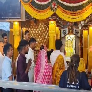 मां बगलामुखी और नैना देवी मंदिर में भक्तों का भारी भीड़, जय माता दी के जयकारों से गूंजे भवन
