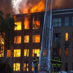 अमेरिका : कई विस्फोटों के चलते 23 इमारतों में आग