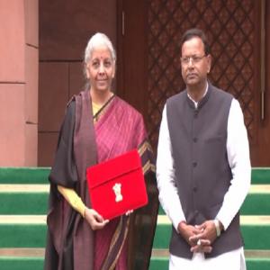 बैंगनी कांजीवरम साड़ी पहन कर्तव्य भवन पहुंचीं निर्मला सीतारमण, क्या महिलाओं के खास रहेगा 9वां बजट?