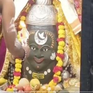 नवरात्र के दूसरा दिन बाबा महाकाल की दिव्य भस्म आरती, उमड़ा भक्तों का जनसैलाब
