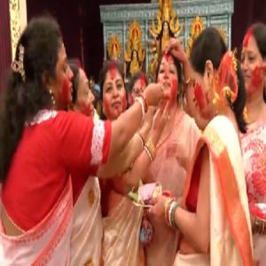 विजयादशमी पर दिल्ली, बंगाल, त्रिपुरा में महिलाओं ने सिंदूर खेला रस्म मनाई
