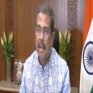 धर्मेंद्र प्रधान के इस्तीफे को विपक्षी नेताओं ने लोकतंत्र और छात्रों के आंदोलन का जीत बताया