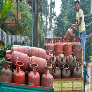 पेट्रोलियम मंत्रालय की सफाईः 4.05 लाख कनेक्शन पीएनजी के, एलपीजी नहीं