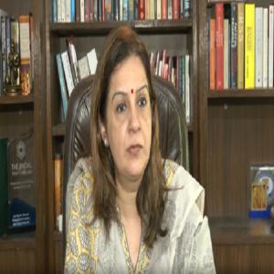 मल्लिकार्जुन खड़गे के बयान पर प्रियंका चतुर्वेदी बोलीं- राजनीति में भाषा का स्तर गिर रहा है