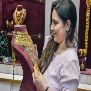 सोना खरीदारों के लिए राहत, चांदी की कीमत भी 16,000 रुपए से अधिक घटी