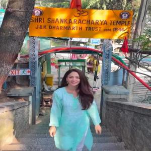 संदीपा धर ने श्रीनगर के शंकराचार्य मंदिर की 250 सीढ़ियां चढ़कर लिया आशीर्वाद