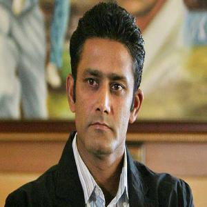 चयनकर्ताओं को धोनी के भविष्य पर चर्चा करना चाहिए : कुंबले