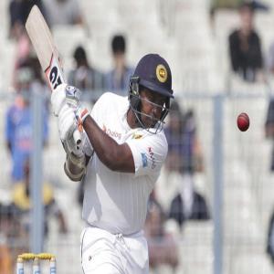 कोलकाता टेस्ट : श्रीलंका ने पहली पारी में बनाए 294 रन